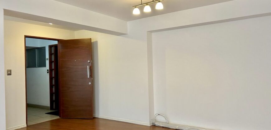 Se vende acogedor departamento con balcon y vista a lindo jardin interno en Miraflores